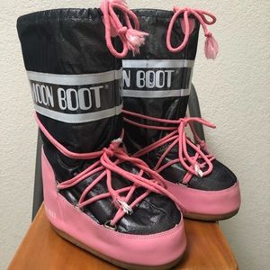 The original Moon Boot 😍 pink and silver